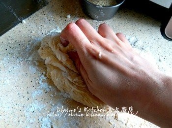 step4: 用手慢慢將粉糰搓成光滑麵糰 , 將麵糰放入碗內