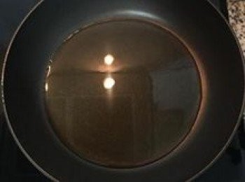 step7: 不沾鍋加熱先倒入油；