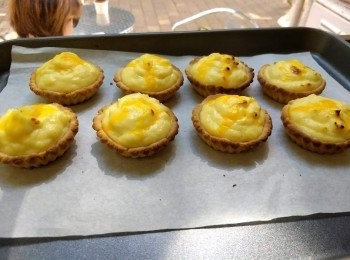 step5: Spoon the cool mixture into the cooked tart shells, brush some egg yolk on the top and bake on the middle shelf of the preheated oven for 8-10 minutes.
