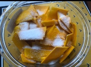 step3: 用鹽令南瓜出水，醃30分鐘