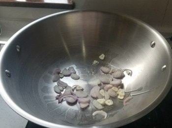 step6: 落少許油，將蒜頭蔥頭爆香