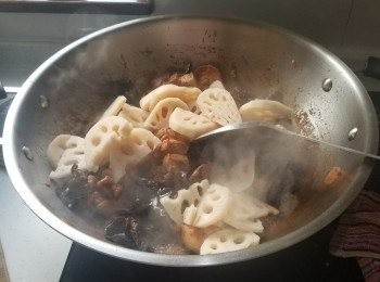 step9: 再放冬菇、木耳、 蓮藕