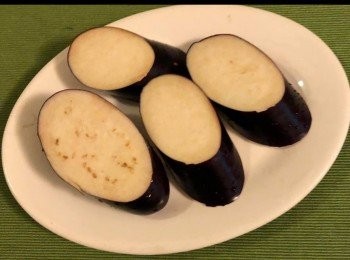 step2: 茄子切厚片，亦都是以鹽醃10分鐘，然後用水冲洗淨，並以廚房紙吸乾水份備用。