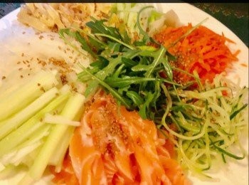 step3: 將所有<span class="group_1">食材</span>切絲後，沿著碟邊排好，而碟中央放上火龍菜作點綴，並於蔬菜面上撒上少許芝麻。