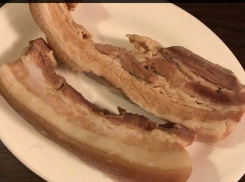 step3: 將五花腩肉放入滾水中煮5-10分鐘，然後洗淨。