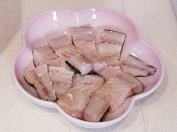 step1: 鯖魚洗淨後切件，加入調味料，醃15分鐘。