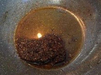 step2: 取3匙麻辣鍋醬放入鍋中（如喜歡吃辣者可自行斟酌加量）；