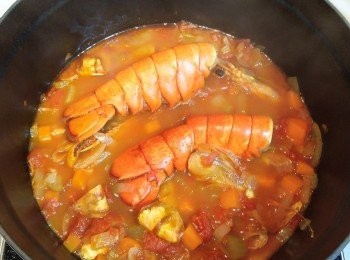 step5: 以手提攪拌器將湯內所有蔬菜打碎後, 再過篩隔渣兩至三次, 隔清所有碎殼後將湯倒回鍋中以小火加熱, 加入<span class="group_2">調味料</span>拌勻