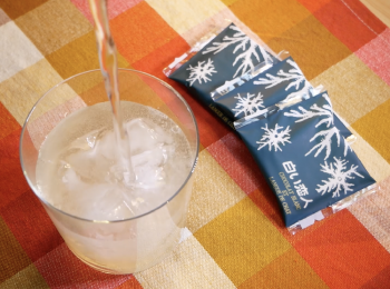 step5: 最後在飲用時取一些可樂液加上無糖蘇打水就完成一杯自製的可樂了！