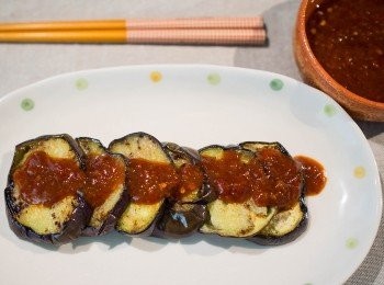 step2: 接著混合<span class="group_2">醬汁</span>，沾上煎好的茄子就完成了！