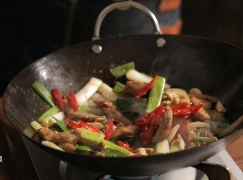 step5: 起鍋前從鍋邊嗆入醬油、米酒與糖、鹽，並加入辣椒拌勻就完成了。