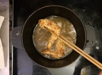 step11: 等雞件炸成淡黃色，先撈起