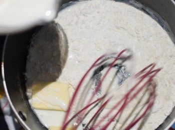 step2: 開小火～中火一面慢慢加入牛奶及雞湯塊一面混合均勻且沒有結塊。