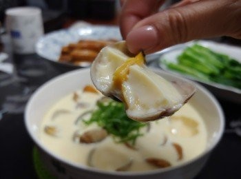 step6: Tips: 

要成功蒸出滑滑水蛋有以下秘訣：

1)   蛋：水份（雞湯）的比例為 1 : 1.5， 可按比例加／減蛋的份量

2)   用中火蒸煮，以免過熱而令蛋起蜂巢紋

3)   蒸煮時用錫紙蓋面， 以防倒汗水回滴於蛋面

4)   蒸蛋時間會因容器大小／ 深淺及爐具火力而有差別， 請自行觀察及調節