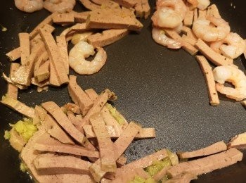 step4: 爆香薑粒後，將扎肉和蝦仁爆一爆。