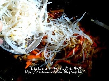 step6: 加入<span class="group_2">調味料</span>及冬菇水用中火拌勻炒至汁料半收乾 , 再加入銀芽及木耳絲拌勻