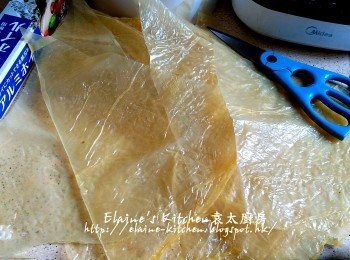 step8: 腐皮用濕布抹好 , 對摺剪開(一張可剪成八塊)