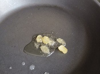 step2: 落油將冰糖煮溶