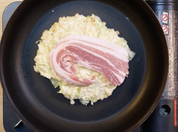 step3: 起一個油鍋，放入湯勺2勺份剛剛混合好的材料，接著在上面鋪上豬肉。
＊豬肉可試個人喜好加入。