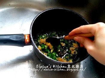 step7: 將蔥粒先放入煲內 , 加入爆香的薑蔥蒜油拌勻成蔥油醬備用