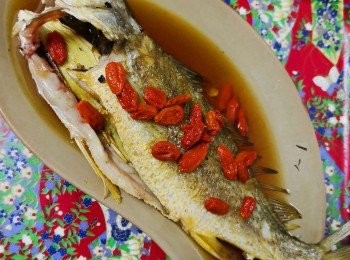 step1: 魚買回來去腸臟洗淨吊乾用粗鹽醃魚肚及魚身表皮備用，朴上少許生粉