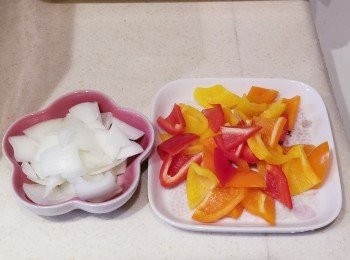step2: 彩椒及洋蔥切塊。