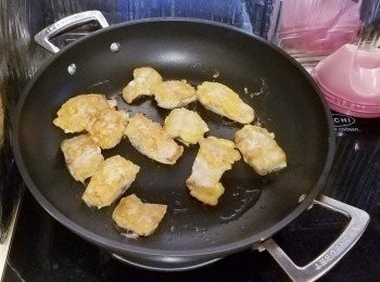 step4: 下油到鑊內煎至鯖魚兩面金黃。