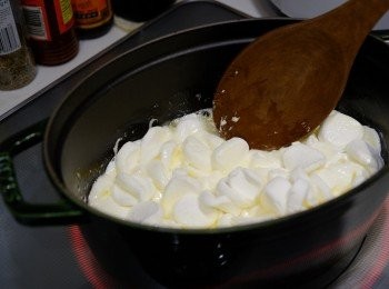 step2: 牛油溶後立即下棉花糖，煮至棉花糖溶後可關火