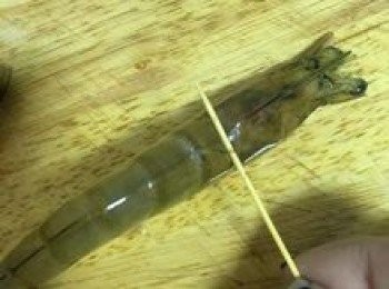 step3: 用牙籤於蝦身第二節的地方，將泥腸挑出拔除；