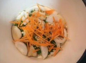 step8: 撒入紅蘿蔔絲；