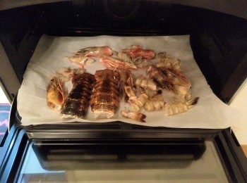 step3: 焗爐預熱170度, 焗盤放上牛油紙, 將所有殼放在牛油紙上, 入爐焗廿分鐘後取出