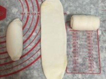 step18: 接著將麵糰轉成直向，收口處朝上，輕輕的桿成長條狀，再捲起；
