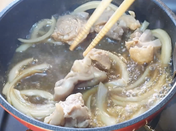 step6: 中火炒熟。（中間可以蓋上蓋子，雞肉中間會更容易熟）