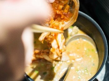 step4: 接著同一個鍋子內倒入<span class="group_2">湯底</span>及加入韓式泡菜。