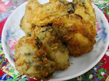 step1: 先將買回來的生蠔生用粉塩搓洗身上的潺用水沖淨用廚紙吸乾水份平放涼乾至表面乾燥為止（可用風乾機70度15-20分鐘）烘走衷層的水份