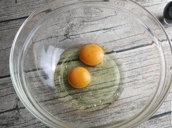 step1: 將雞蛋打散。