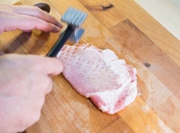 step2: 接著搥打肉片，將筋敲斷。