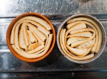 step1: 找一個圓形的容器，將吐司邊塞進去。