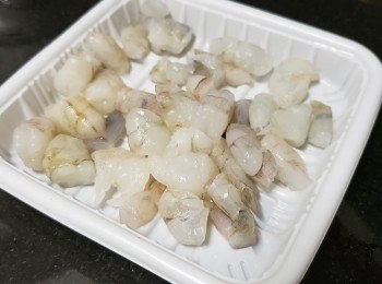 step5: 急凍虎蝦，沖洗後隔乾水份，切粒用少少鹽入味