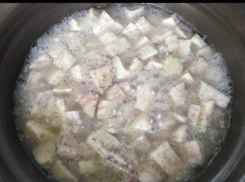 step3: 用 3湯匙油爆香芋頭，約 3 分鐘。倒進500g煮滾的水，要蓋過芋頭，煮9分鐘，見只剩下少許水，就可以。離火。隨即加入已炒香的配料搞勻再倒進粘米粉漿，搞勻成很濃稠的的粉團。