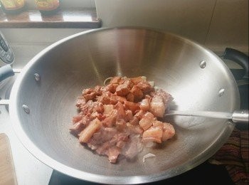 step7: 先放五花腩落鑊，再放埋剩餘一磚南乳落鑊炒