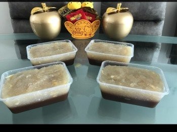 step7: 用筷子插下去， 再拉上來，看看有沒有沾粉漿， 如沒有便可以， 不然， 接著以每10分鐘再蒸， 直至完全熟透。

完成後， 待涼再加蓋放雪櫃冷藏。吃時， 切片隔水蒸便可。