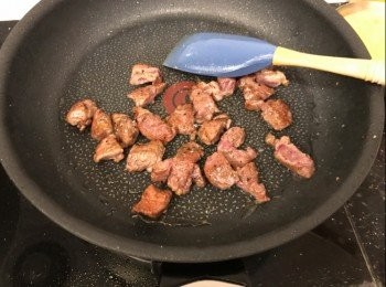 step3: 原鑊放1湯匙油燒熱，放入牛柳粒炒至7成熟