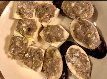 step4: 用茶匙在豆腐和茄子中間挖空，撲少許生粉釀入鯪魚肉，然後再撲上生粉於鯪魚肉和肉腐的底面上。