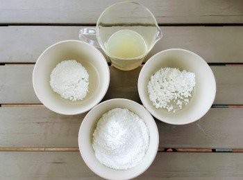 step4: 將粘米粉、澄麵、粟粉過篩，倒入大碗中。