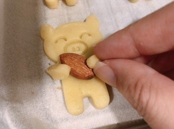 step6: 一隻公仔再加上一粒果仁