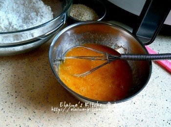 step2: 雞蛋放入碗內 , 加入砂糖及油拌勻