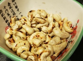 step7: 用少少油中火將腰果炒香上碟