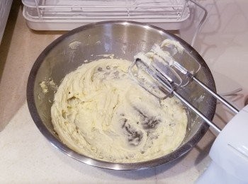 step3: 牛油室溫放軟後，分三次加入糖粉，用打蛋器高速打至淡黄色。
