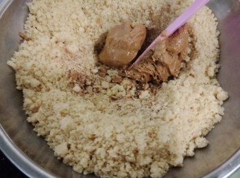 step3: Make a well in the centre, add the crushed cashew nuts, cashew butter, half the egg and the vanilla bean paste.